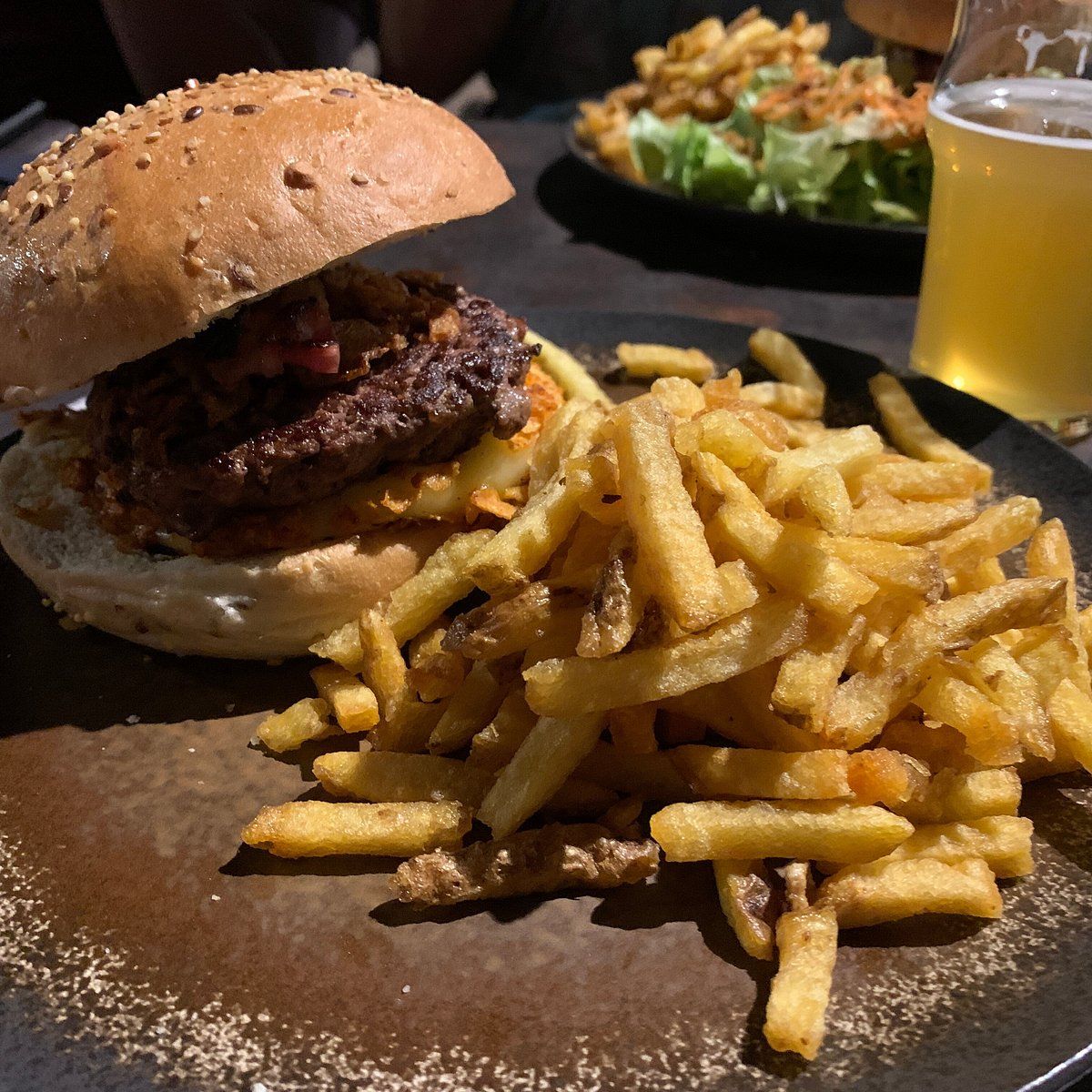Burger maison du Jakadi et ses frites