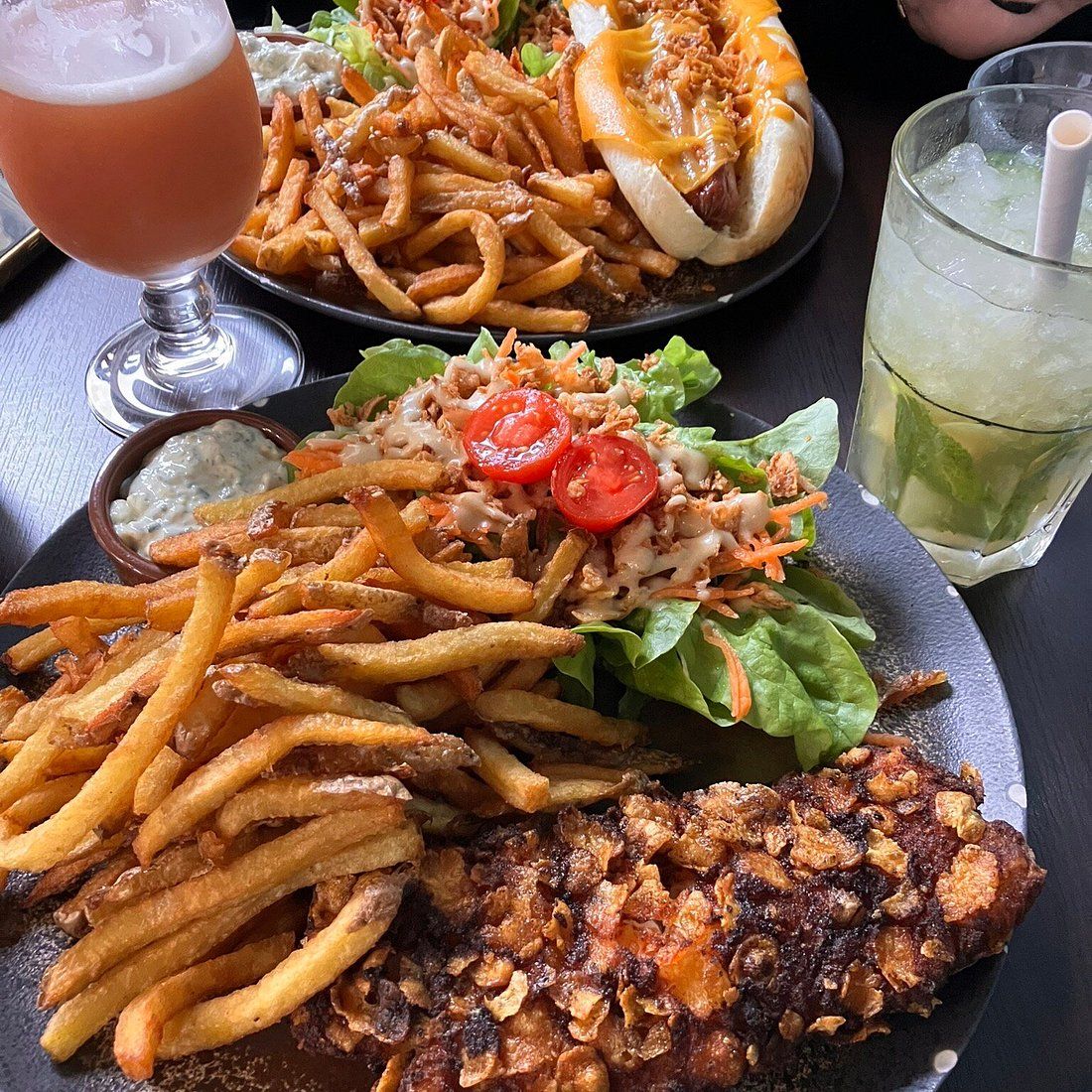 Cordon bleu maison, frites et cocktail