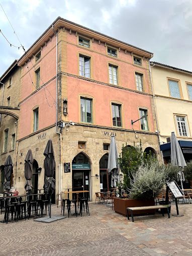 Façade du Jakadi et sa terrasse, place Maurice Faure